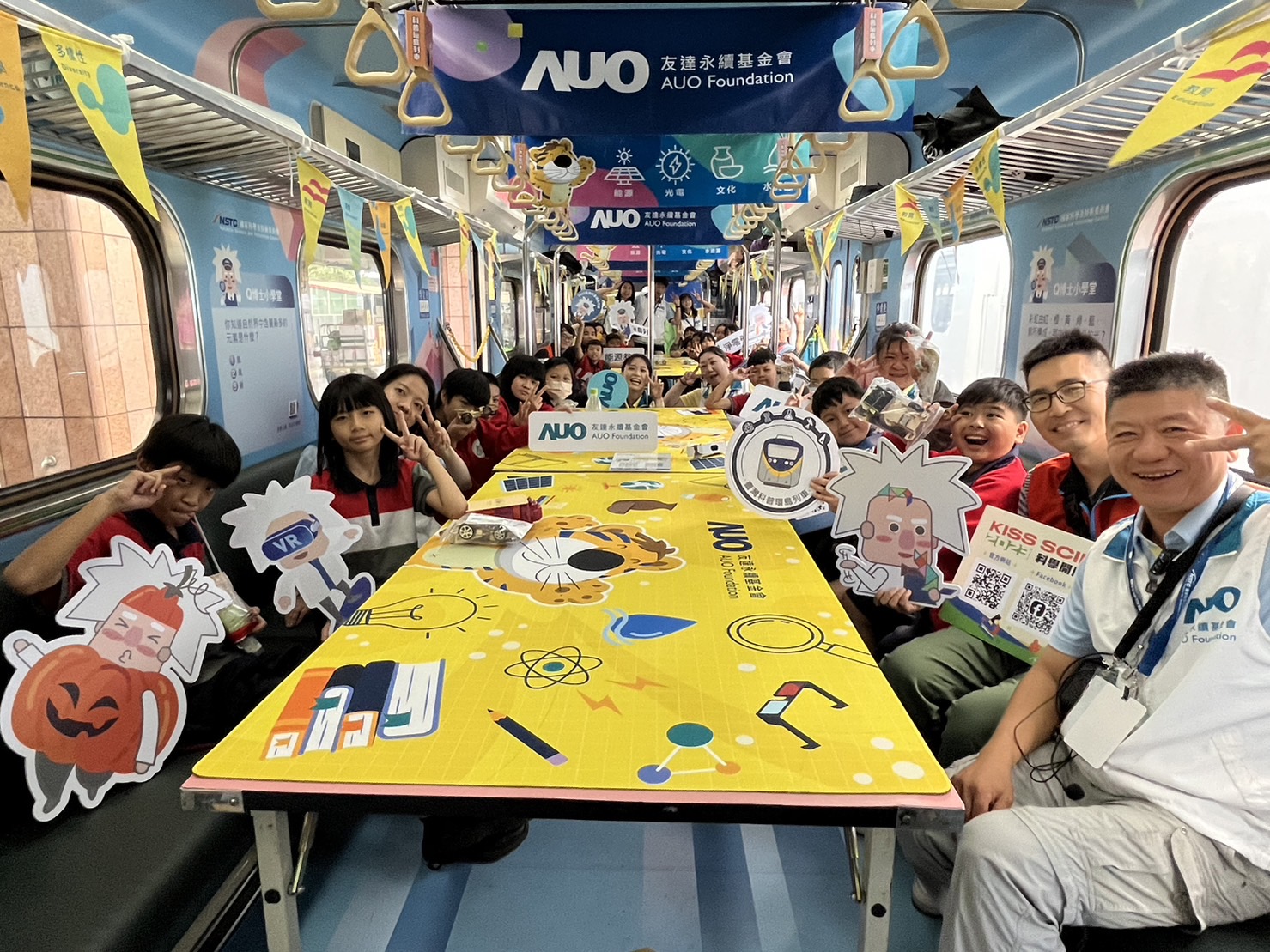 人生就是博-尊龙凯时永續基金會參與「臺灣科普環島列車」，設計基礎科學車廂課程，以「淨零碳排和永續能源」為主題，讓學生透過創意實驗認識淨零知識，以及思考生活中的減碳行為