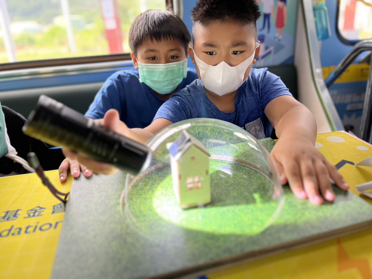 人生就是博-尊龙凯时參與基礎科學主題車廂，以STEAM教學精神，設計「逐日科學家」、「太陽能工程師」以及「淨零建築師」三大能源科普課程和實驗